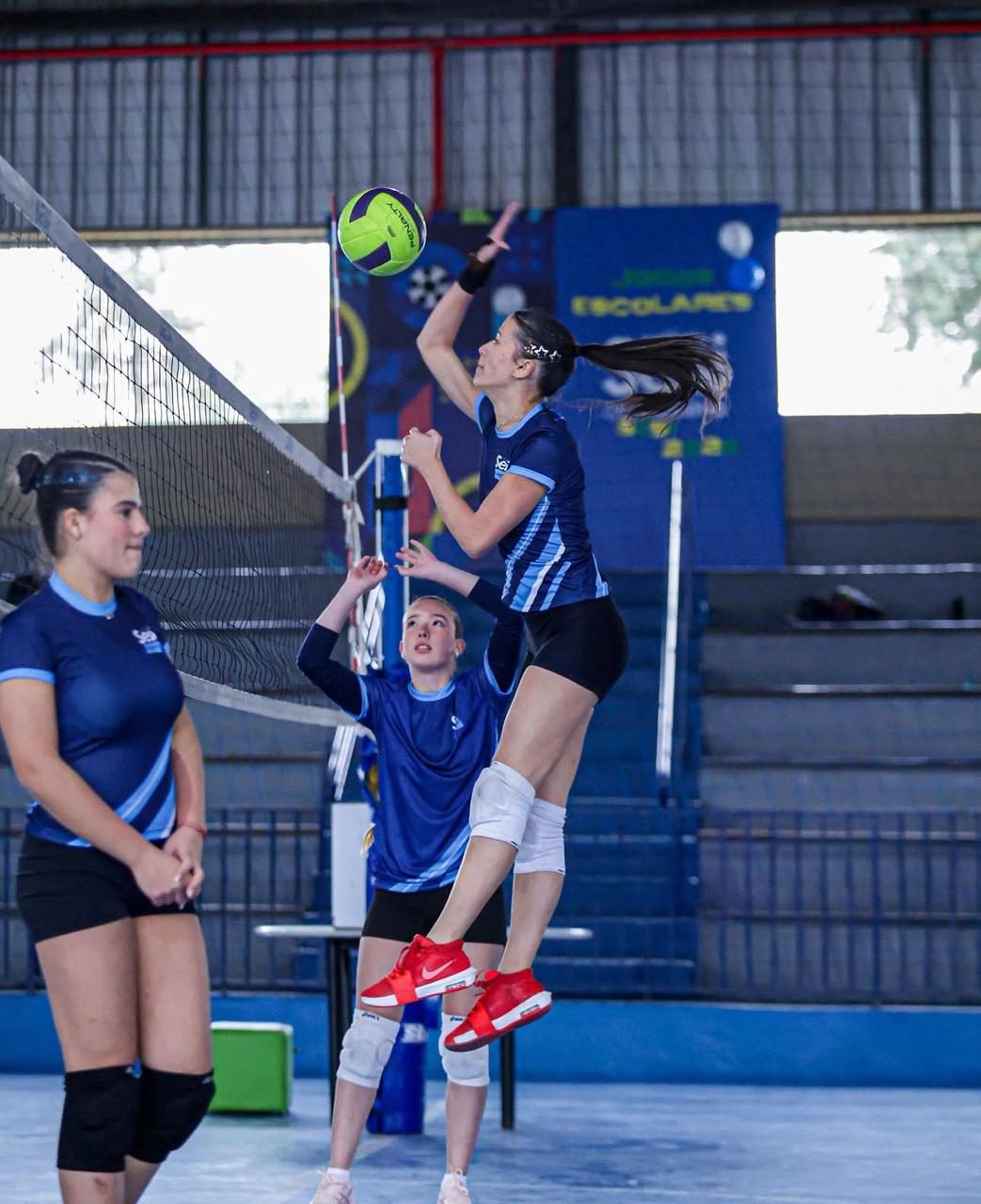 Antonella saltando para atacar a bola