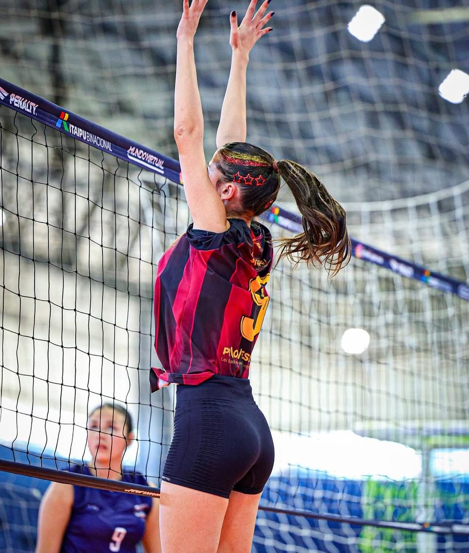 Antonella no bloqueio pelo Vila Vôlei, camisa 9